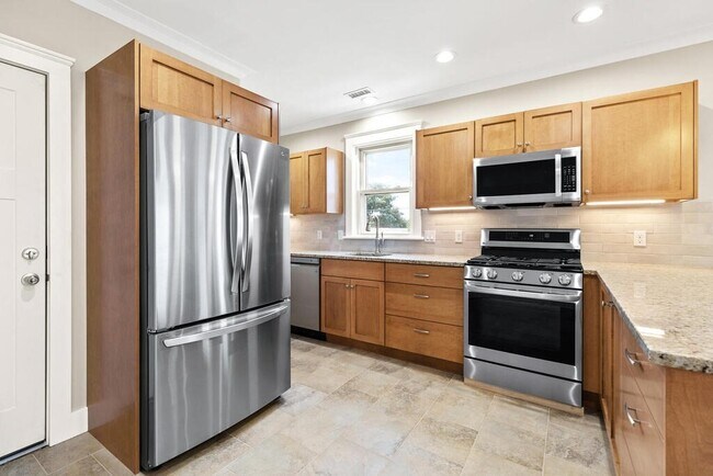 Building Photo - 338 Pleasant St