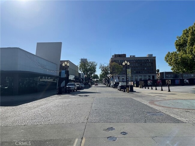 Foto del edificio - 101 W Mission Blvd