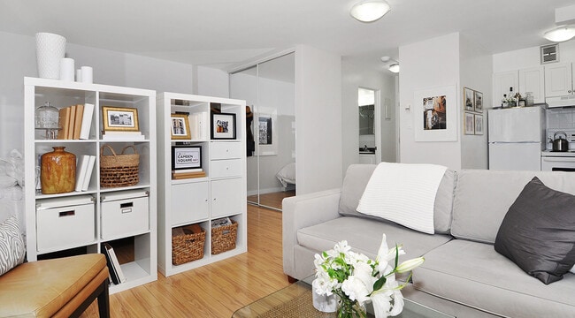 Building Photo - Hollyburn Court