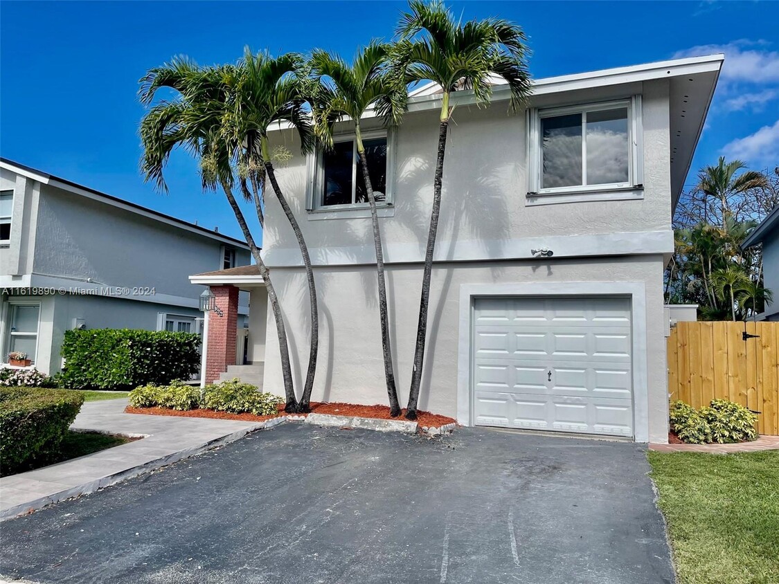 Foto principal - 922 NW 106th Avenue Cir