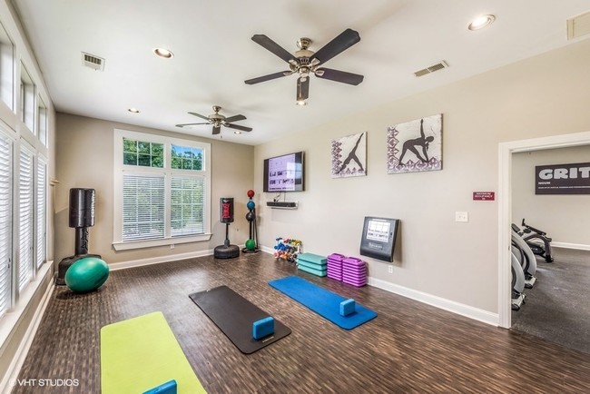 Flex Room With Fitness Space For Yoga, Spin And Pilates - Brittany Commons Apartments