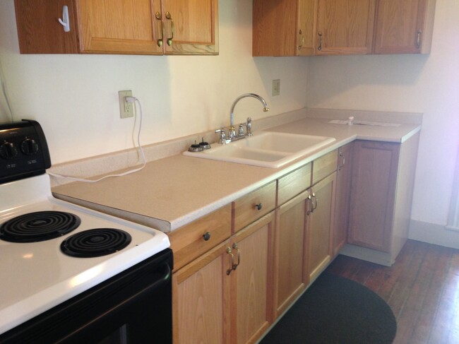 Kitchen counterspace - 34 Obrien Ave