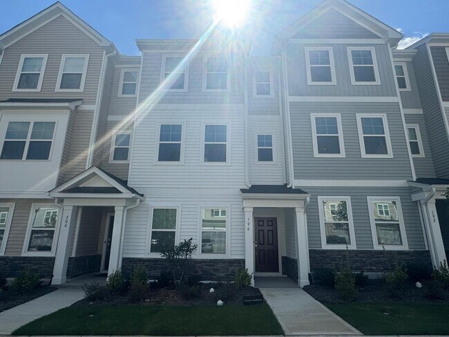 Foto del edificio - MUST SEE Beautiful three story Townhome!!