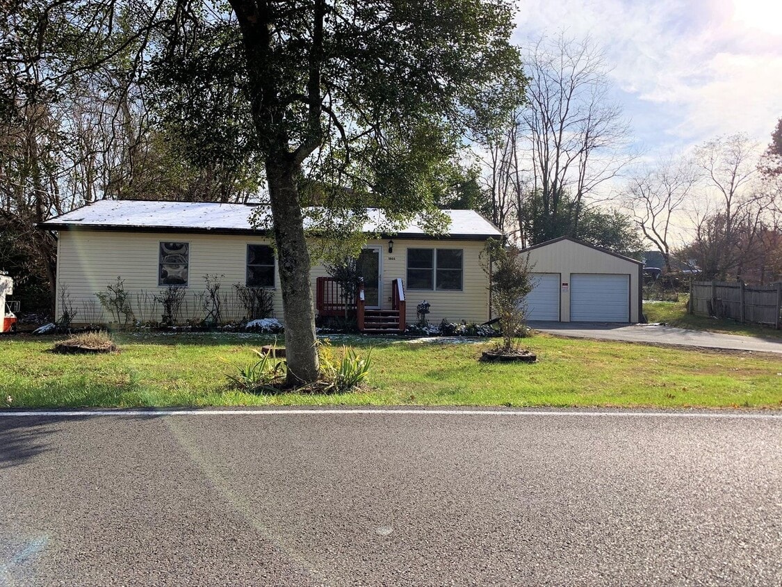Primary Photo - 3 bedroom / 2 bath One Level Home Johnson ...
