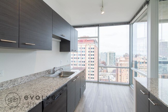 Building Photo - 805 N LaSalle Dr