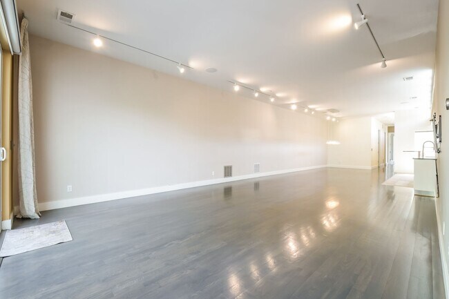 Foto del edificio - Luxury Living in Lo-Hi with Private 2 Car Garage and Rooftop Patio