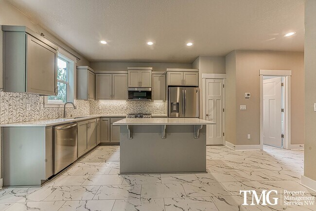 Foto del edificio - Modern 3-Bedroom Home with Spacious Yard a...