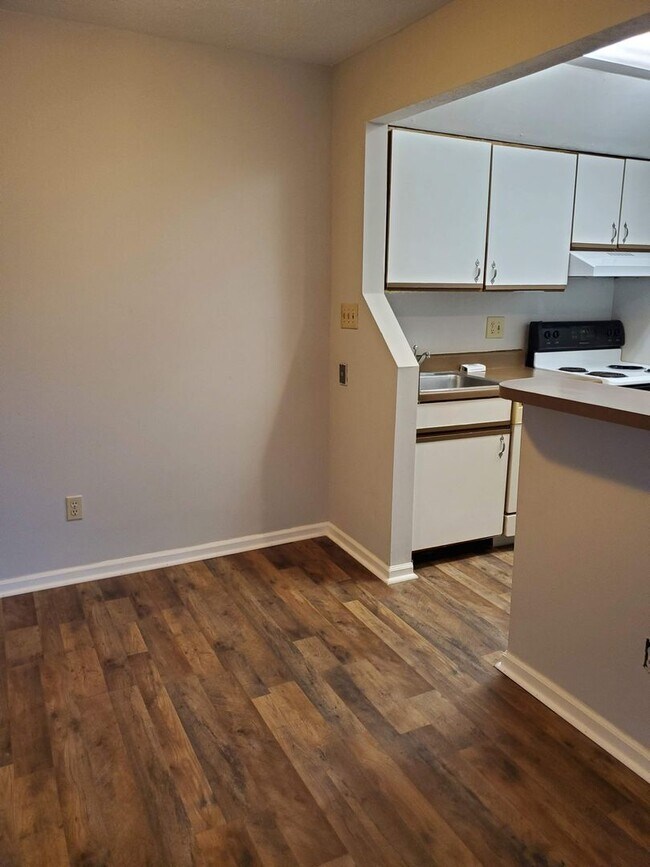 Building Photo - Hampton Club