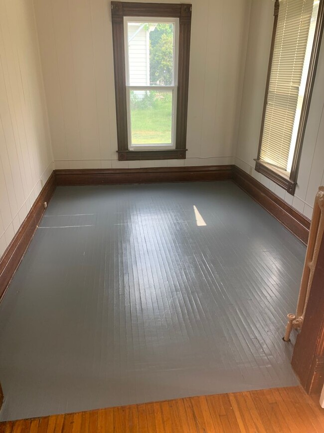 Building Photo - RENT ($750/month): 2 Beds