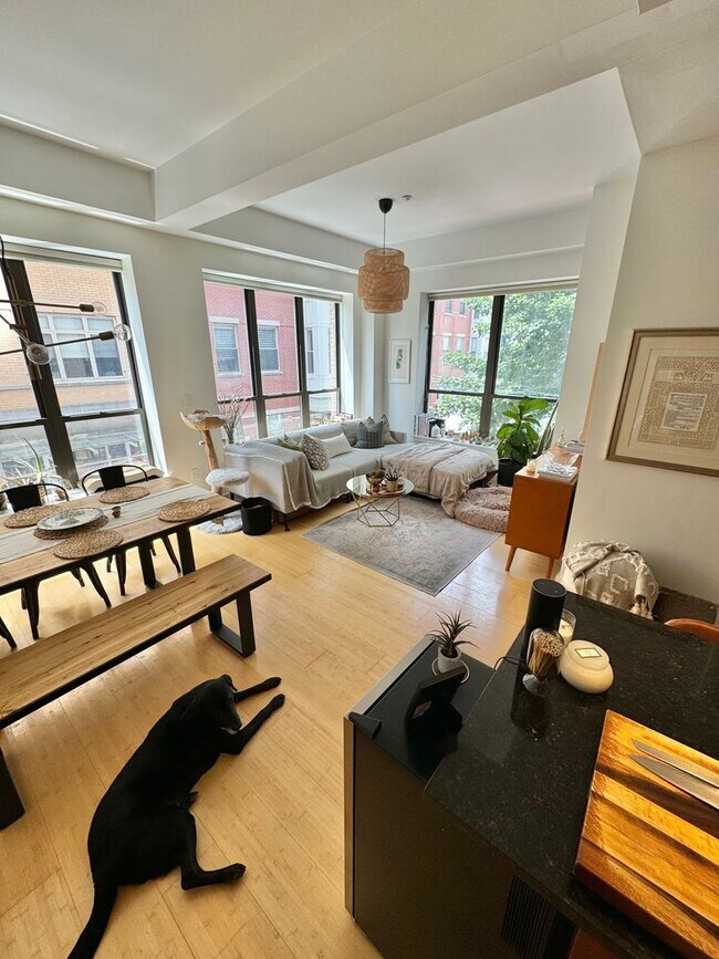 Foto del edificio - Prime Location 1-Bedroom + Office Den, 1-B...
