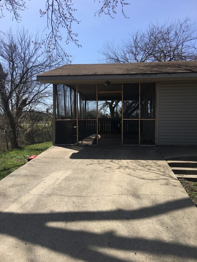 Building Photo - 1042 US-69