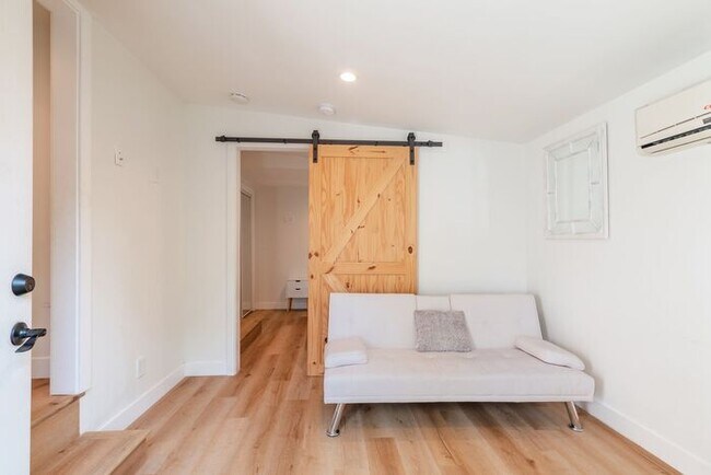 Building Photo - Cozy and Small 1 Bed 1 Bath unit for Rent ...