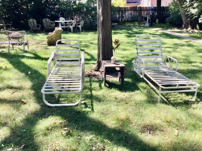 Building Photo - 1306 Hinman Ave