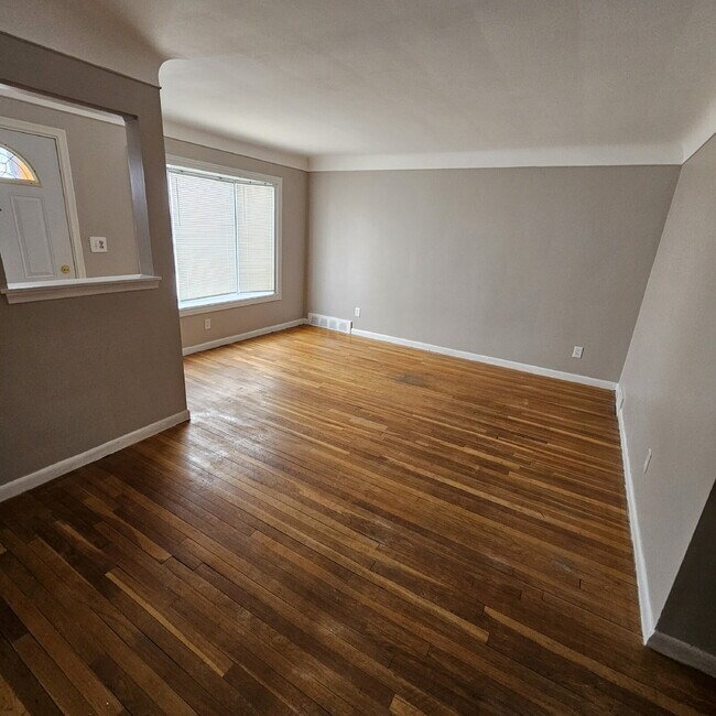 Foto del edificio - 3BR / 2BA Home in St. Clair Shores w/ Finished Basement, 3-Season Room & 2-Car Garage