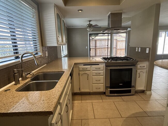 Foto del edificio - 425 N Center Ct