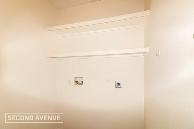 Foto del edificio - 5945 Sutherland Dr