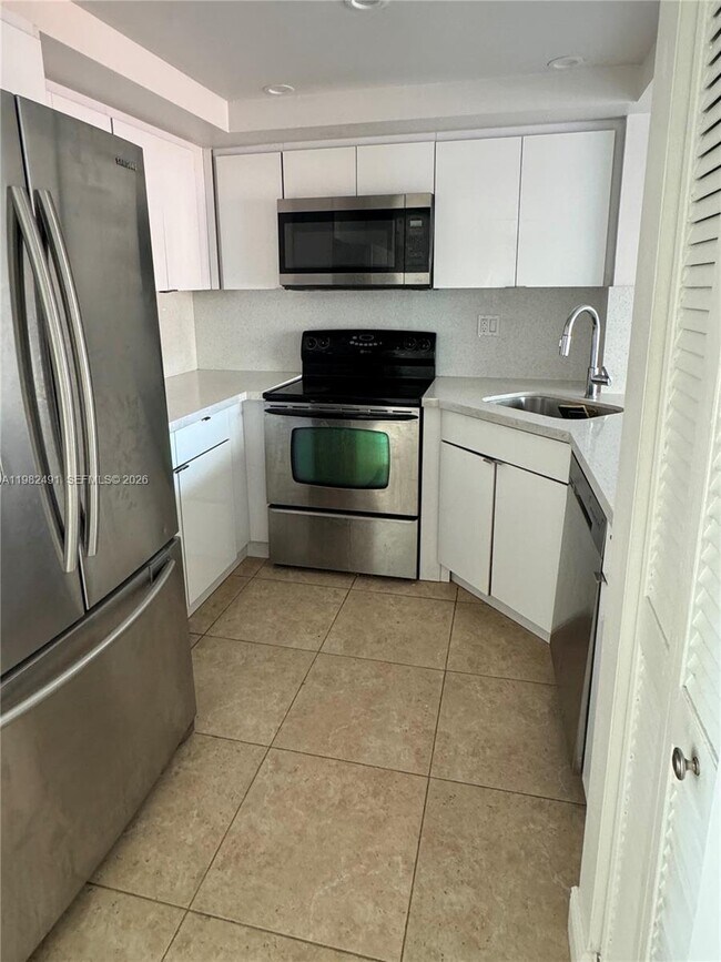 Foto del edificio - 10220 SW 77th Ct