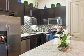 Building Photo - 800 E 15th St