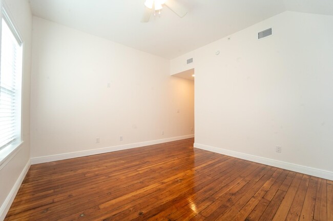 Building Photo - 11 Aviles St