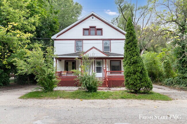 Foto del edificio - Charming 3-Bedroom Home with Spacious Livi...