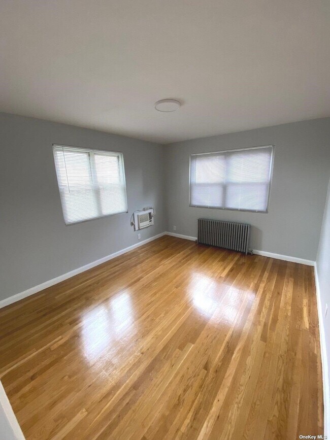 Building Photo - 953 Fenwood Dr