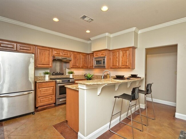 Building Photo - 907 Ellingson Ln