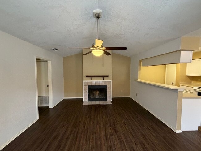 Foto del edificio - Welcome home to this charming 2-bedroom, 2-bathroom duplex located in Woodstone Subdivision - loc...
