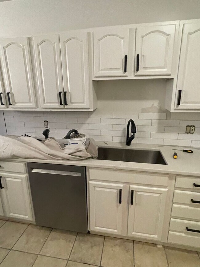 Building Photo - Fenway-Brookline 4-bed + 2-bath SEPT