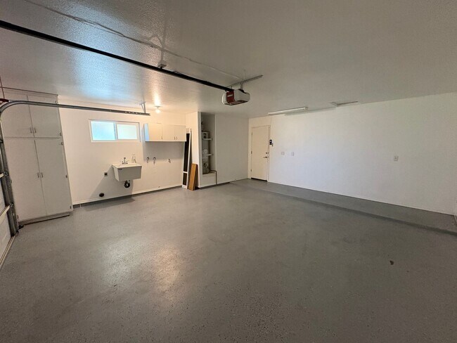 Foto del edificio - Beautiful Home with solar Rent Ready!