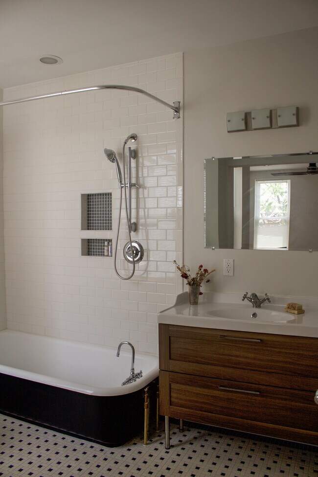 En suite bathroom in bedroom #2 - 337 E 21st St