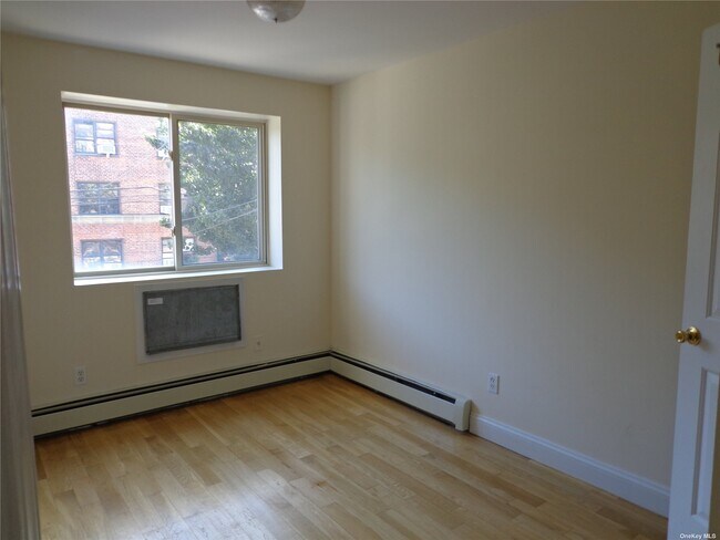 Foto del edificio - 141-39 Pershing Crescent