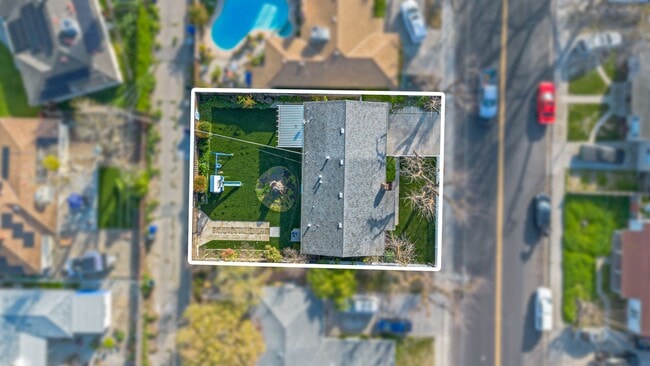 Building Photo - 1415 W Roseburg Ave