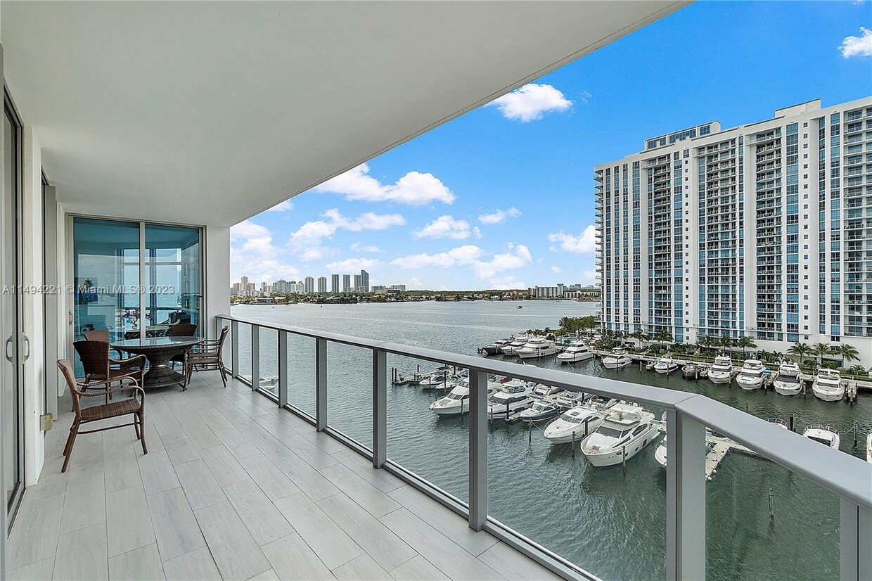 Foto principal - 17301 Biscayne Blvd