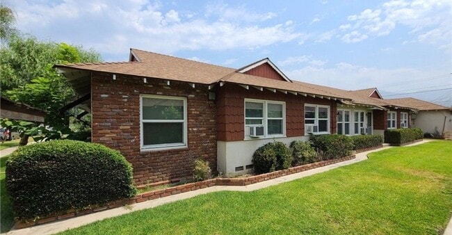 Building Photo - 2544 N Buena Vista St