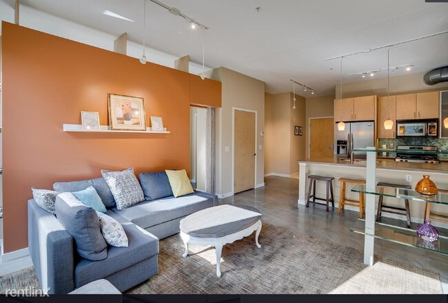 Building Photo - 1 br, 1 bath Condo - 2845 Colfax Ave S