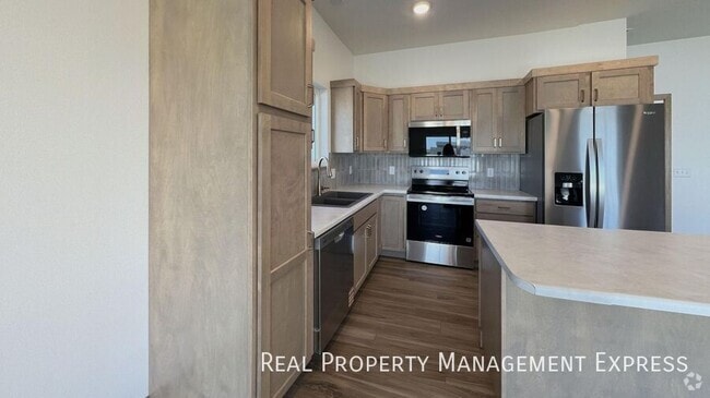 Building Photo - The Kitchen of Your Dreams 3 Bed 2.5 Bath ...
