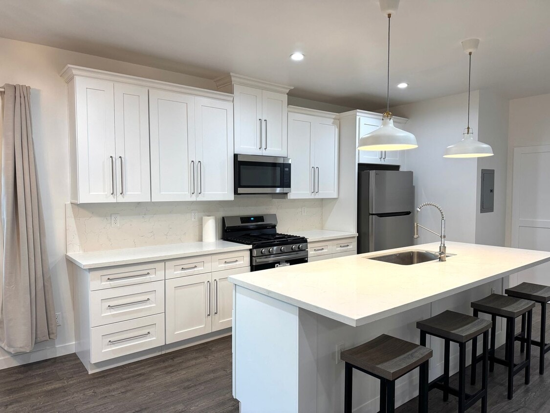 Renovated 3 bedroom 2 Bath house! - Renovated 3 bedroom 2 Bath house!