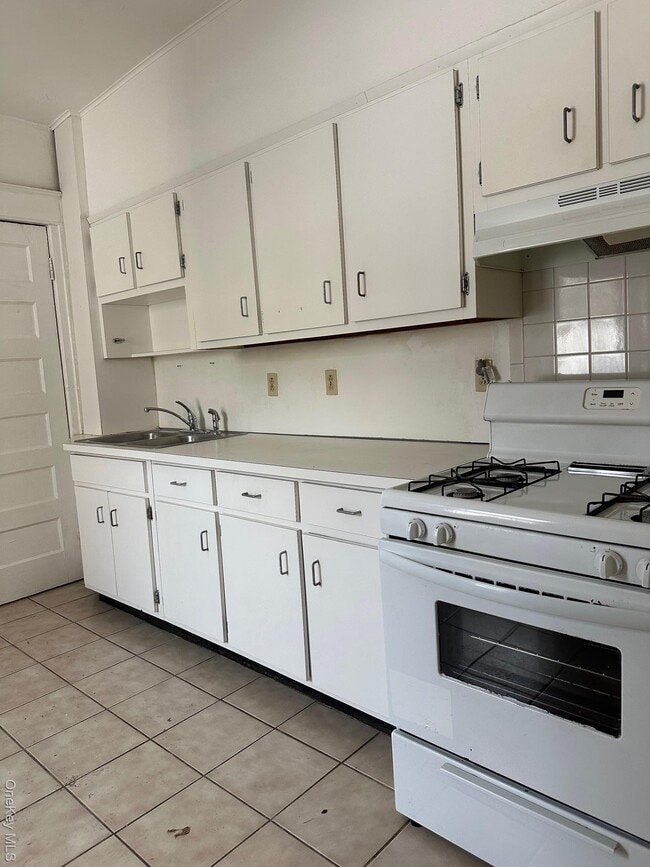 Building Photo - 164 Mill St