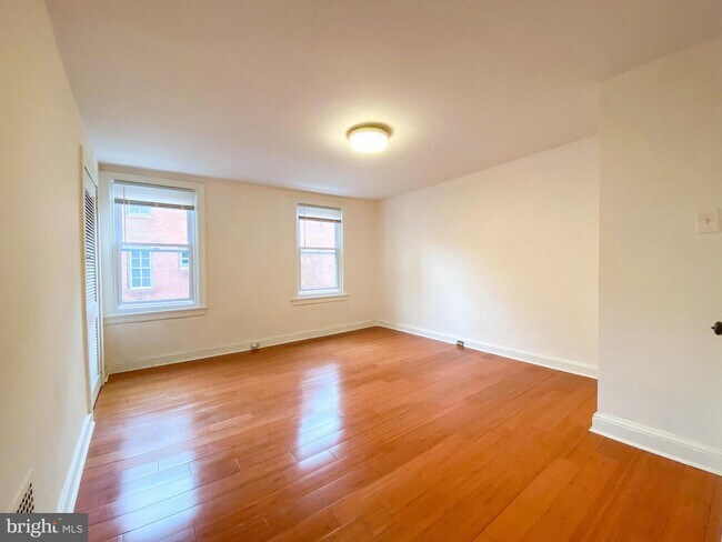 Building Photo - 272 S 20th St