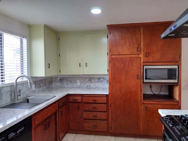 Building Photo - Large family home in Panorama area, near Bakersfield College!