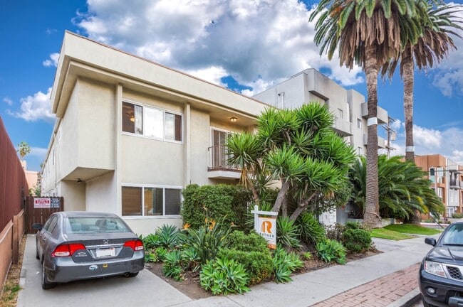Building Photo - 1206 N Orange Dr