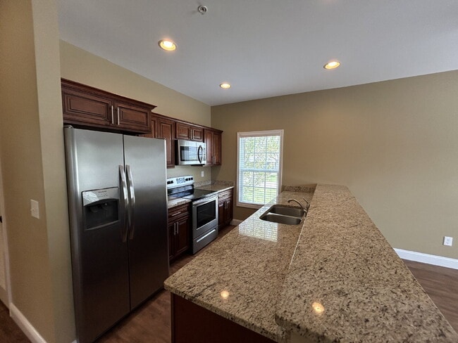 Foto del edificio - 3 BD 2 BA APT FOR RENT