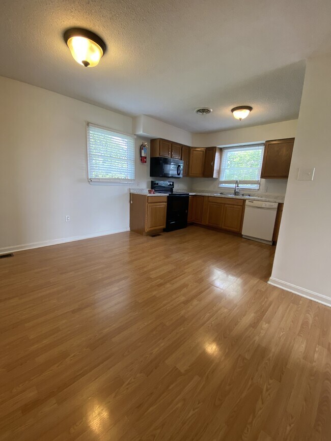 Building Photo - 204 N Red Hill Rd
