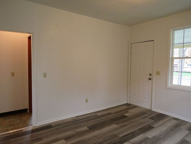 Building Photo - 2 Bed / 1 Bath House