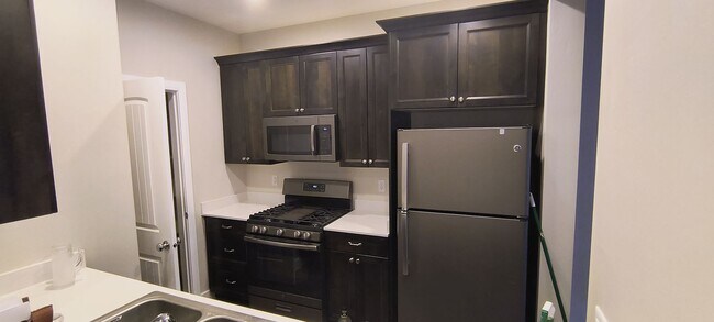 Foto del edificio - 3 Bedroom 3 Bathroom 2 Car Garage Townhome For rent.