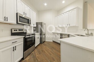Building Photo - 1096 Oakbrook St