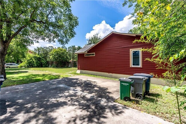 Building Photo - 2804 Breeze Terrace