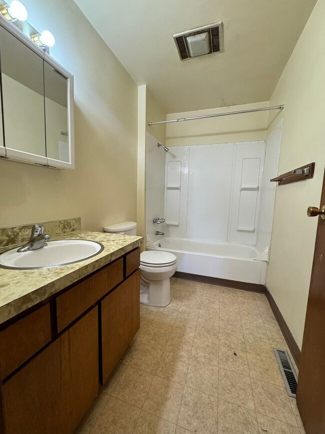 Building Photo - d1606