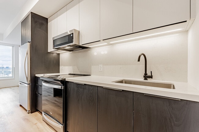 Building Photo - 5 York Garden Wy