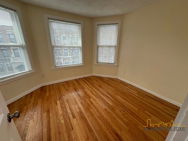 Building Photo - 200 Kelton St
